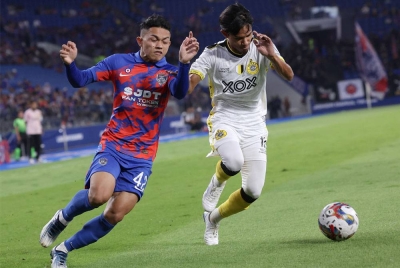 Pemain JDT Arif Aiman Hanapi ketika mengasak pemain Perak, Muhamad Afif Asyraf Mohamad Zabawi pada perlawanan Liga Super di Stadium Sultan Ibrahim pada Ahad.