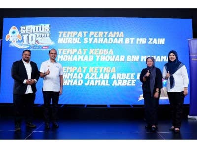 hmad Dasuki (dua dari kiri) dan Farah (dua dari kanan) bergambar bersama nama pemenang utama Peraduan Genius IQ PTPTN di Kompleks Kumpulan Karangkraf pada Isnin. Turut bersama, Wan Zawiah (kanan) dan Airol Fadley.