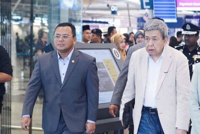 Amirudin (kiri) menyambut ketibaan Sultan Selangor Sultan Sharafuddin Idris Shah Alhaj. - Foto FB Amirudin