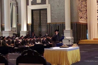 Antara 10 ADUN yang mengangkat sumpah di hadapan Sultan Terengganu, Sultan Mizan Zainal Abidin di sini pada Selasa.