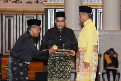 Sultan Terengganu Sultan Mizan Zainal Abidin berkenan menyampaikan watikah pelantikan sebagai Menteri Besar Terengganu kepada Datuk Seri Dr Ahmad Samsuri Mokhtar pada Istiadat Perisytiharan Pelantikan Menteri Besar dan Melafaz Sumpah Jawatan Ahli-Ahli Majlis Mesyuarat Kerajaan Negeri itu di Istana Syarqiyyah di Chendering, hari ini.  