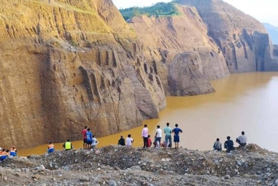 Tanah runtuh itu berlaku kira-kira jam 3 petang waktu tempatan di lombong jed berhampiran Kampung Ma Na di Hpakant, pusat industri jed Myanmar pada Ahad menyebabkan lebih 30 orang hilang. - Foto AFP