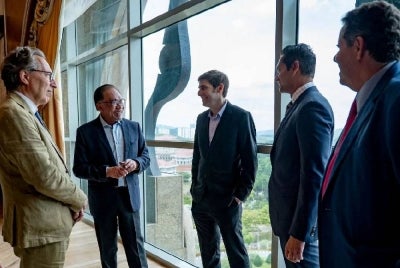 Anwar bertemu dengan beberapa pelabur terkemuka di Putrajaya pada Selasa bagi meneroka peluang pelaburan strategik merentas sektor ekonomi utama. - Foto FB Anwar Ibrahim