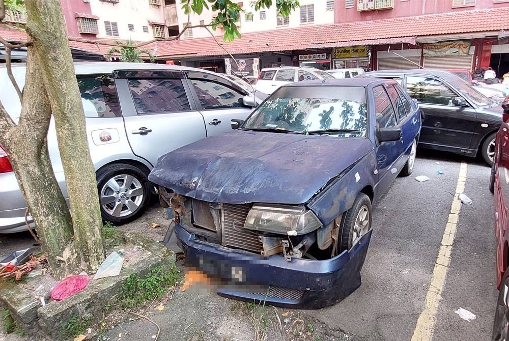 Kereta buruk dipercayai rosak kelihatan tersadai di lot parkir flat Desa Mentari 3, Petaling Jaya.