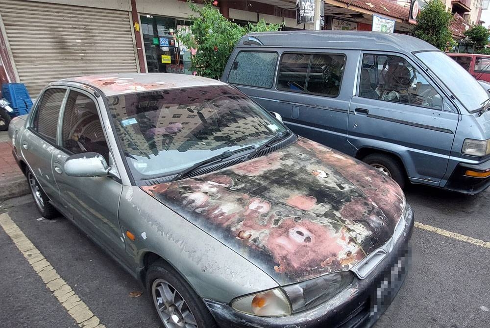 Proton Wira ini antara kereta diabaikan pemiliknya sehingga tersadai di parkir dalam tempoh lama.