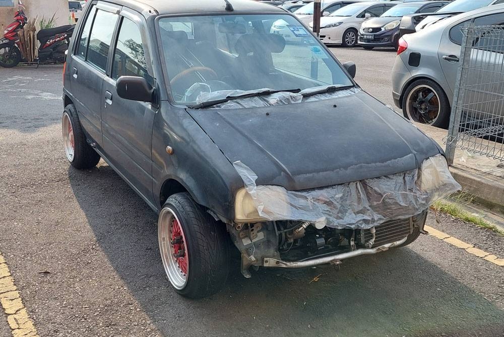 Antara kenderaan dipercayai mengalami kerosakan terbiar sehingga mengganggu keselesaan penghuni flat Desa Mentari 3, Petaling Jaya.