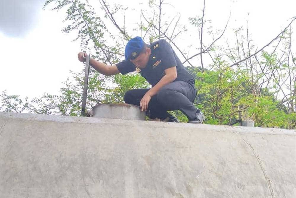 Pemeriksaan menemui 12,000 liter minyak diesel bersubsidi tersimpan dalam sebuah skid tank. - Foto: KPDN Perak