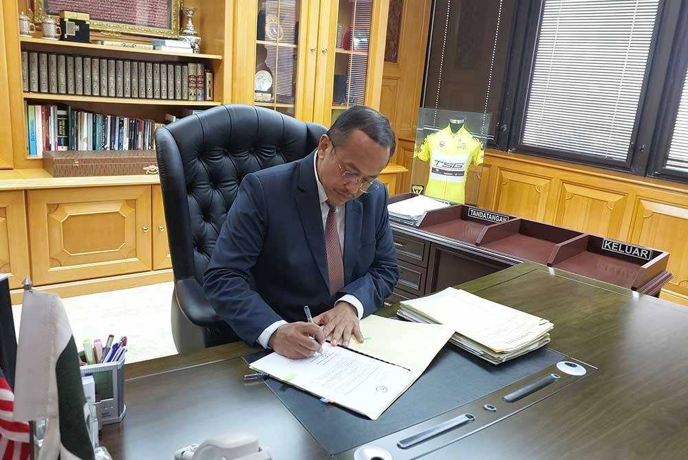 Ahmad Samsuri memulakan tugas selaku Menteri Besar Terengganu secara rasmi pada Rabu.