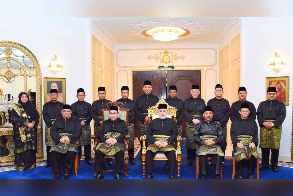 Barisan kepimpinan baharu kerajaan Kelantan bersama Sultan Kelantan, Sultan Muhammad V pada Istiadat Mengangkat Sumpah Jawatan Menteri Besar, Timbalan Menteri Besar dan Exco Kerajaan Negeri Kelantan pada Selasa.