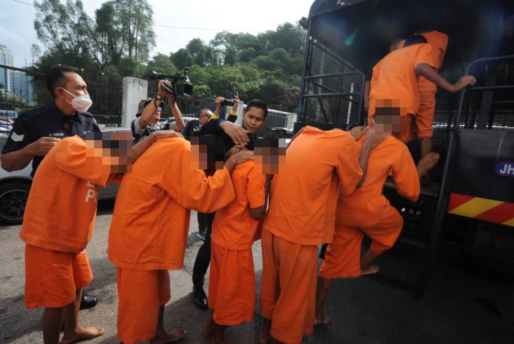 Tujuh pelajar yang mendapat perintah reman di Mahkamah Majistret Johor Bahru pada Selasa dibebaskan dengan ikat jamin pada Rabu.