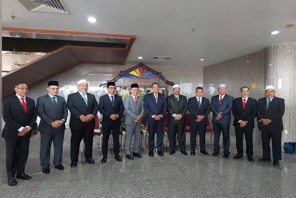 Ahmad Samsuri bersama 10 Exco di Wisma Darul Iman pada Rabu.