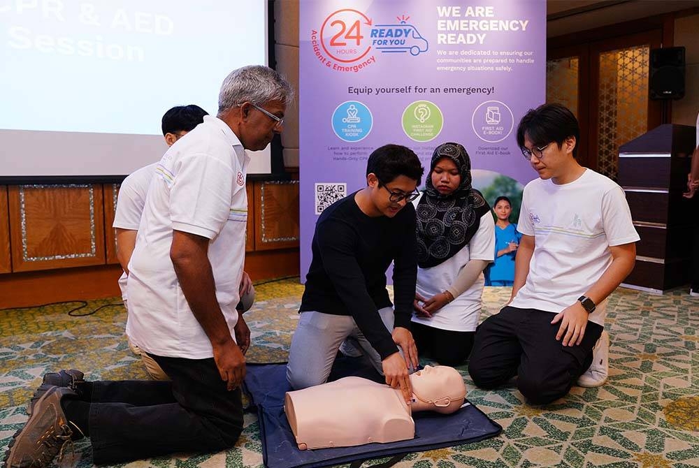 Acara pelancaran kempen ‘Ready For You’ turut mengadakan aktiviti memberi rawatan kecemasan CPR.