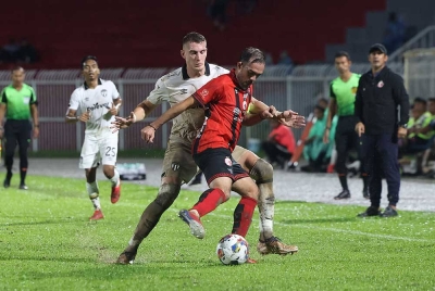 Pemain Terengganu FC, Ivan Mamut (kiri) dihalang pemain Kelantan FC Khairul Helmi Johari dalam aksi perlawanan Liga Super di Stadium Sultan Muhammad Ke-IV. - Foto Bernama