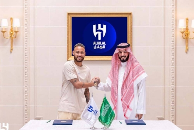 Neymar (kiri) bersama Presiden Al-Hilal, Fahad bin Nafel selepas menandatangani kontrak bersama pasukan itu. - Foto AFP