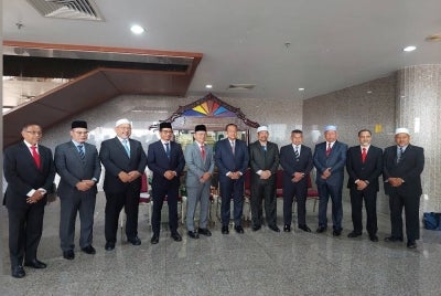 Ahmad Samsuri bersama 10 Exco di Wisma Darul Iman pada Rabu.