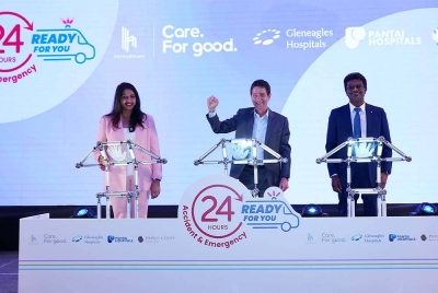 Ketua Pegawai Eksekutif IHH Healthcare Malaysia (IHH), Jean-Francois Naa (tengah), Ketua Pegawai Komersial IHH, Sipika Singh (kiri) dan Dr Jeewadas Baladas ketika menyempurnakan gimik pelancaran Kempen 'Ready For You' di Hotel Mandarin Oriental pada Rabu.