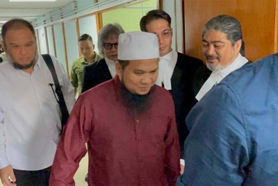 Ebit ketika tiba bagi menghadiri perbicaraan berkaitan kes yang dihadapinya di Mahkamah Majistret Tenom pada Rabu.