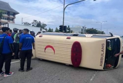 Keadaan ambulan yang terbalik dalam kejadian di Kilometer (KM) 1 Jalan Cukai – Air Putih, di Kemaman, pada Rabu. FOTO: ihsan pembaca