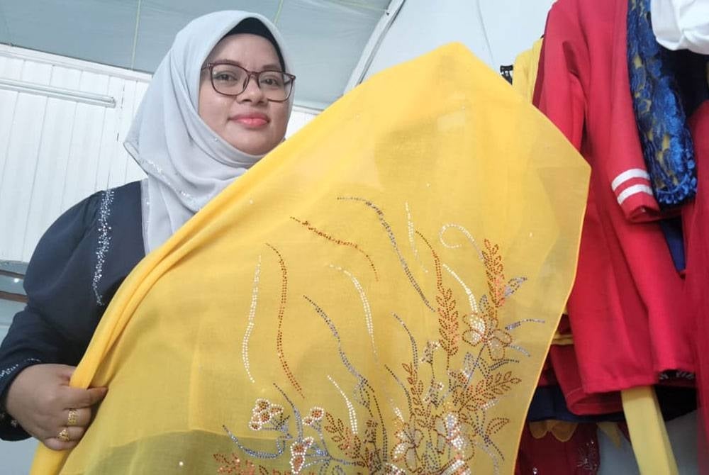 Tudung dihiasi batu bercorak bunga raya yang disediakan untuk pelanggan.