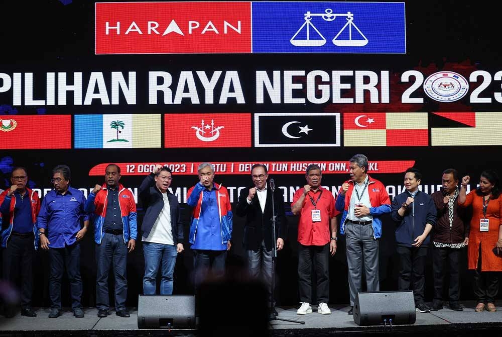 Perdana Menteri, Datuk Seri Anwar Ibrahim bersama barisan pemimpin tertinggi Kerajaan Perpaduan ketika Sesi Keputusan PRN enam negeri dan Pilihan Raya Kecil (PRK) Kuala Terengganu di Pusat Dagangan Dunia Kuala Lumpur pada Sabtu.