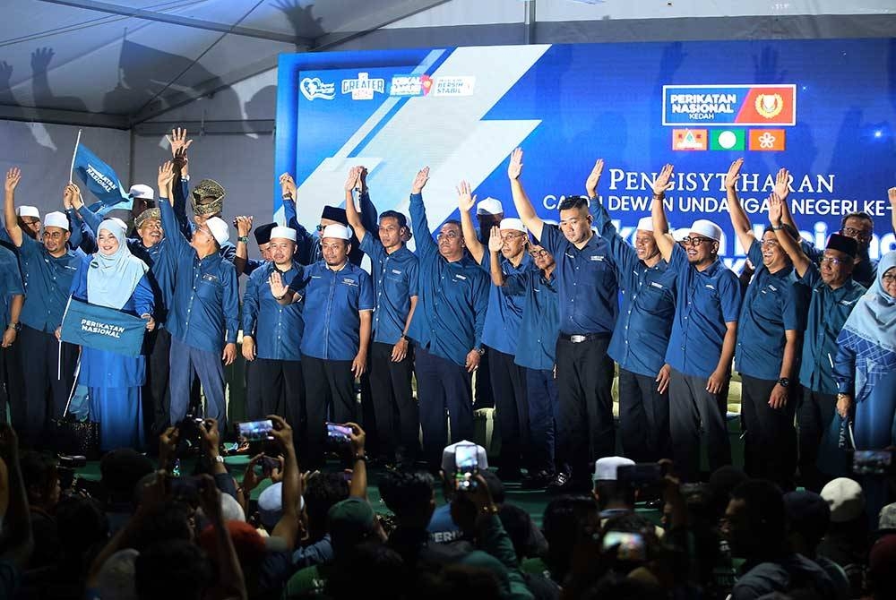 PN diketuai Menteri Besar, Datuk Seri Muhammad Sanusi Md Nor (tengah)
menang 33 kerusi daripada 36 kerusi DUN Kedah pada PRN kali ini.