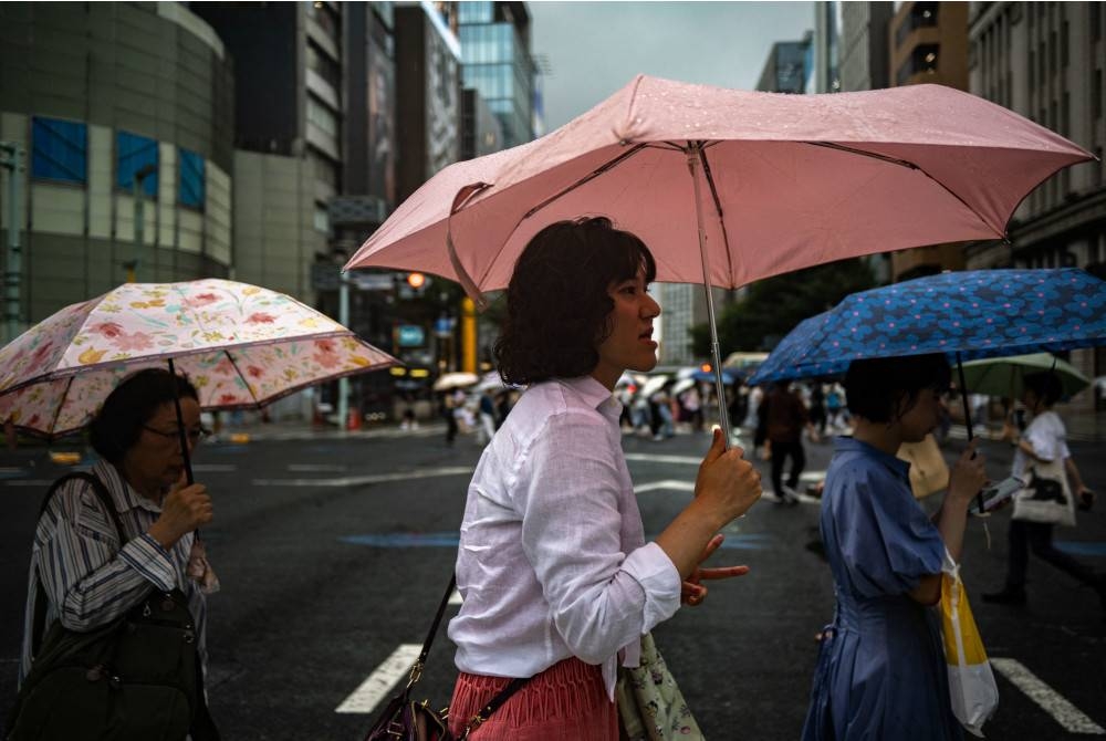Jepun pada Khamis mengeluarkan amaran strok haba tahap tertinggi di kawasan metropolitan Tokyo ketika musim panas terus melanda kebanyakan kawasan. - Foto AFP