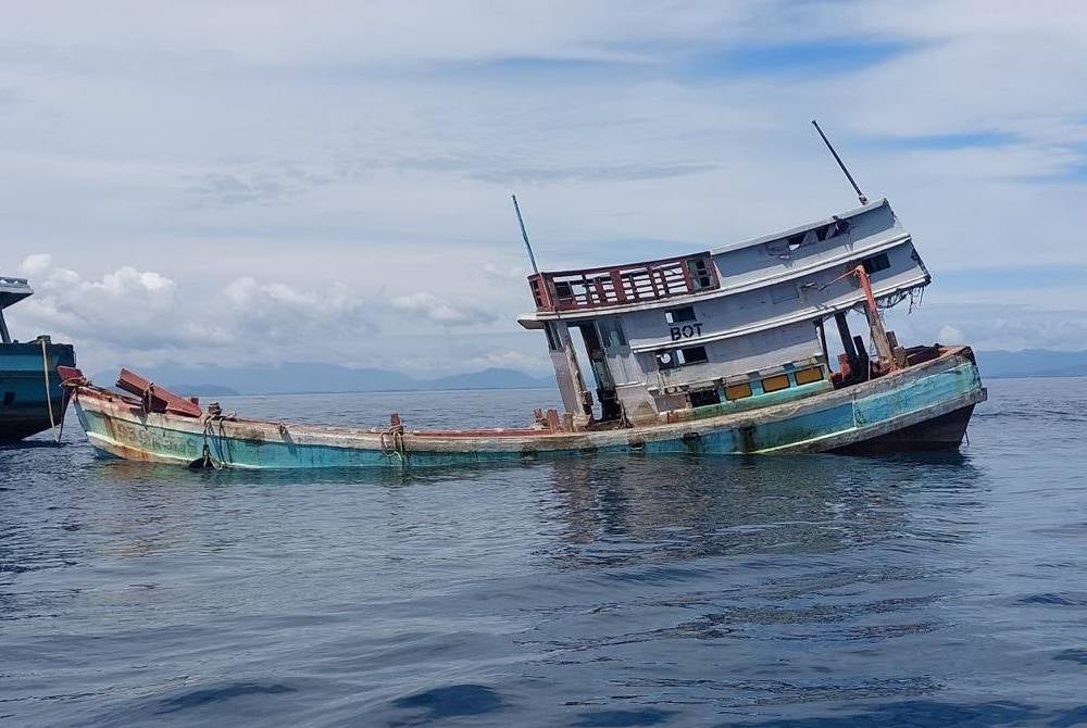 Empat buah bot nelayan asing Vietnam dilupuskan oleh Maritim Malaysia Negeri Terengganu pada Khamis.