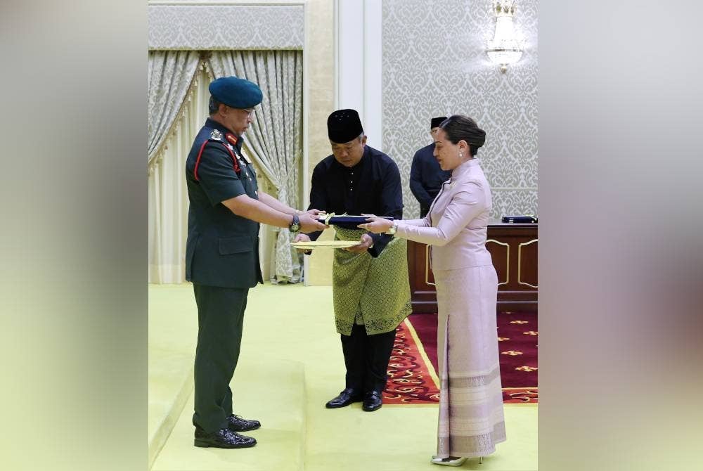 Al-Sultan Abdullah berkenan menerima watikah pelantikan daripada Duta Besar Kerajaan Thailand ke Malaysia, Lada Phumas. - Foto Bernama