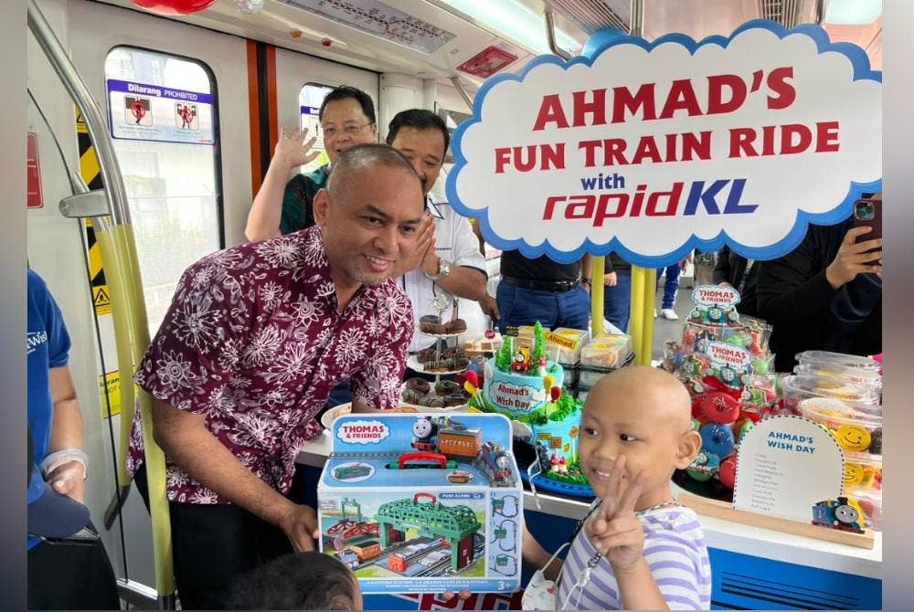 Hasrat kanak-kanak penghidap leukemia, Ahmad (kanan) menaiki tren bertemakan ‘Thomas & Friends' akhirnya tertunai.
