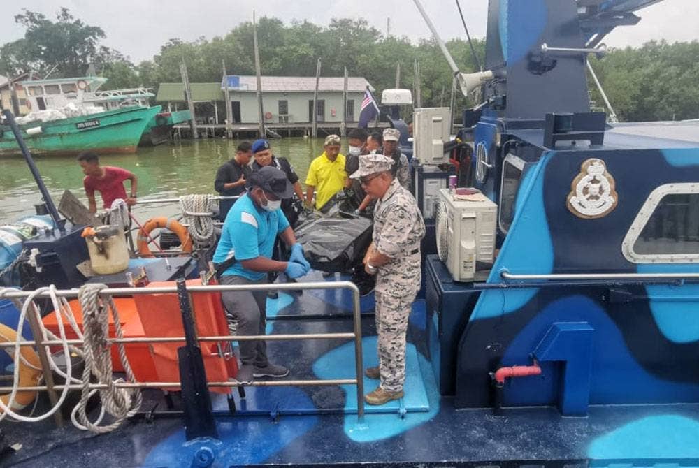 Seorang kru bot meninggal dunia manakala dua lagi cedera apabila bot nelayan yang mereka naiki meletup pada kedudukan empat batu nautika barat laut Pulau Tinggi, sekitar jam 7 pagi Khamis.