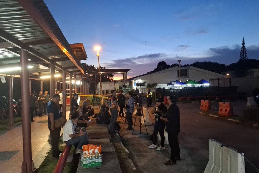 Petugas media mula berkampung di hadapan Bilik Forensik HTAR bagi melaporkan perkembangan terkini babit mangsa tragedi pesawat terhempas di Elmina Central Park, Seksyen U16, Shah Alam pada Khamis.