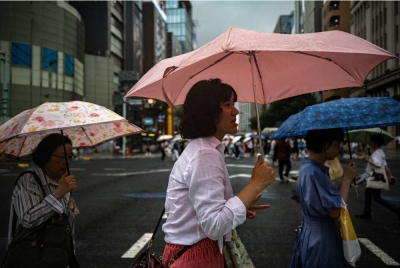 Jepun pada Khamis mengeluarkan amaran strok haba tahap tertinggi di kawasan metropolitan Tokyo ketika musim panas terus melanda kebanyakan kawasan. - Foto AFP