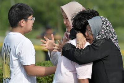 Ahli keluarga tidak dapat menahan kesedihan ketika hadir di lokasi kejadian pesawat terhempas di Elmina Shah Alam pada Khamis. - Foto Bernama