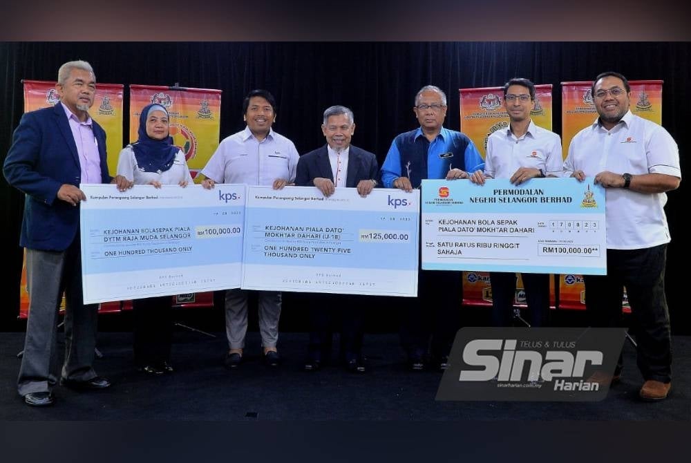 Emran (tengah) bersama Mohamad Farhan (tiga dari kiri), Raja Ahmad Shahrir Iskandar (dua dari kanan). Turut hadir Jafri (tiga kanan) dan Hashim (kiri). - Foto Sinar Harian ASRIL ASWANDI SHUKOR