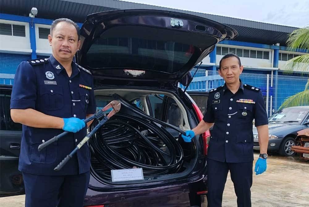 Ahmad Ridhwan menunjukkan barang rampasan susulan penahanan seorang lelaki di Tanjung Sepat, Kuala Langat pada Rabu.