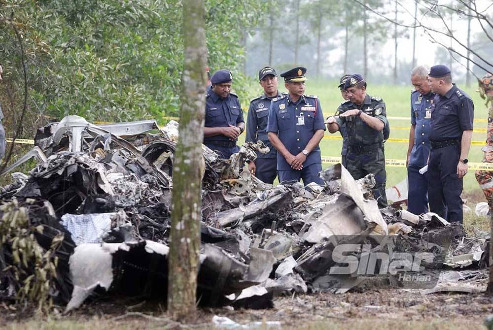 Razarudin melawat lokasi kejadian pesawat jenis Beechcraft Model 390 (Premier 1) yang terhempas di Elmina, Seksyen U16 pada Jumaat. Foto: SINAR HARIAN/ ROSLI TALIB