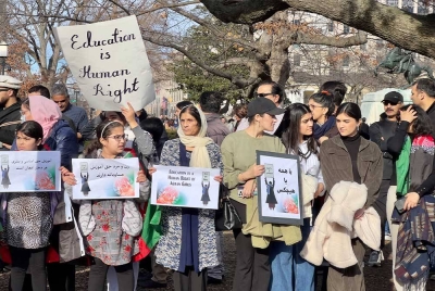 Wanita Afghanistan melakukan tunjuk perasaan membantah tindakan Taliban menghalang golongan tersebut mendapatkan pendidikan di peringkat tertinggi. - AFP
