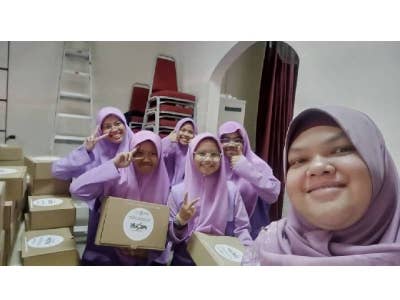 Sebahagian pelajar menerima kotak PROKiS yang diedarkan di sekolah-sekolah bagi menangani isu kemiskinan haid.