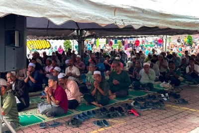 Orang ramai yang menghadiri Kuliah Pagi Jumaat di Medan Ilmu di Kota Bharu, di sini pada Jumaat.