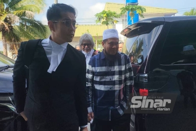 Ebit tiba di mahkamah bagi menghadiri perbicaraan di Mahkamah Majistret Tenom.