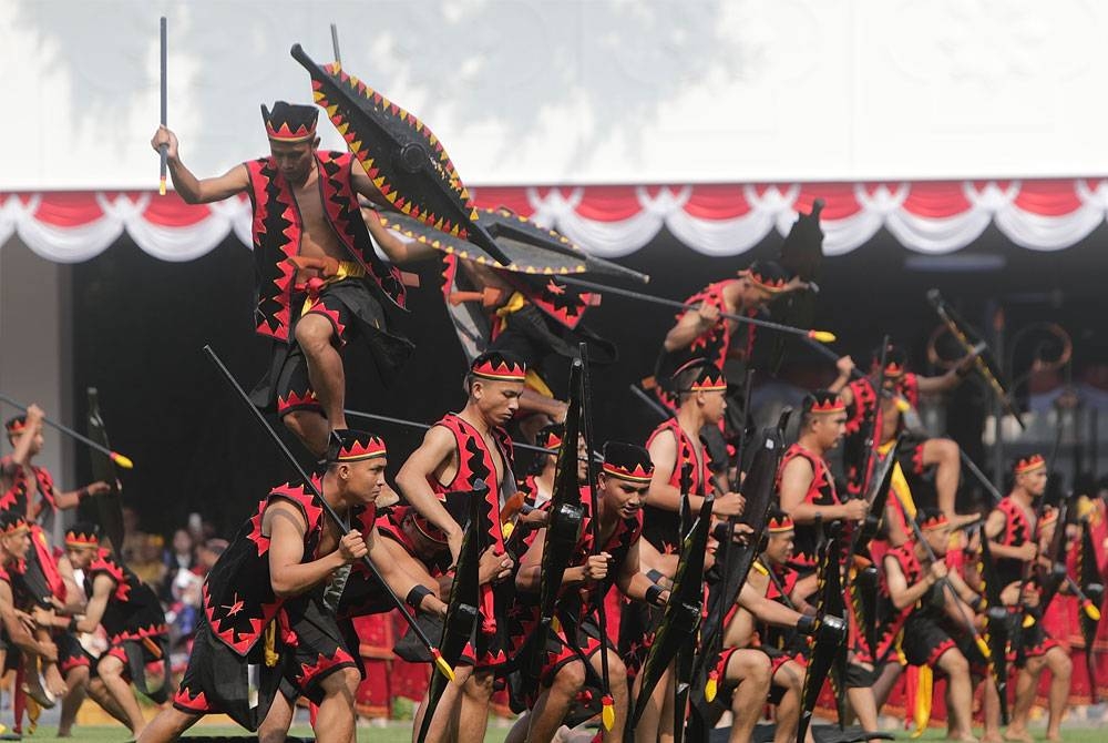 Penari kebudayaan membuat persembahan semasa sambutan Hari Kemerdekaan di Istana Presiden.