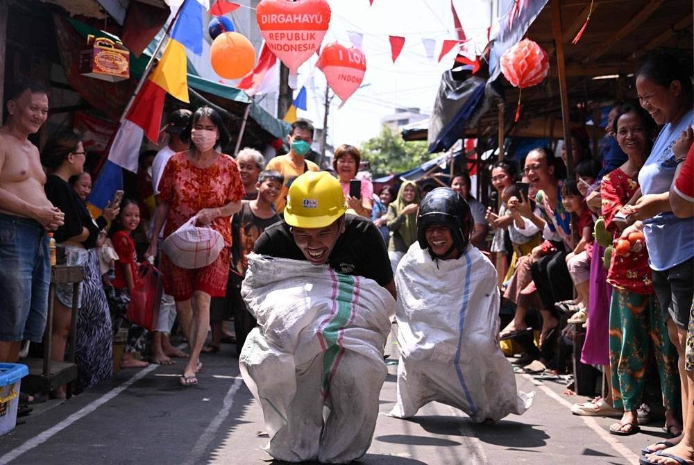 Acara lari dalam guni menceriakan sambutan di Jakarta.