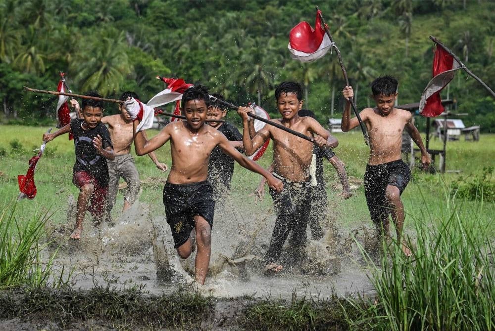 Sekumpulan budak lelaki menyertai acara sukan rakyat di Banda Aceh.