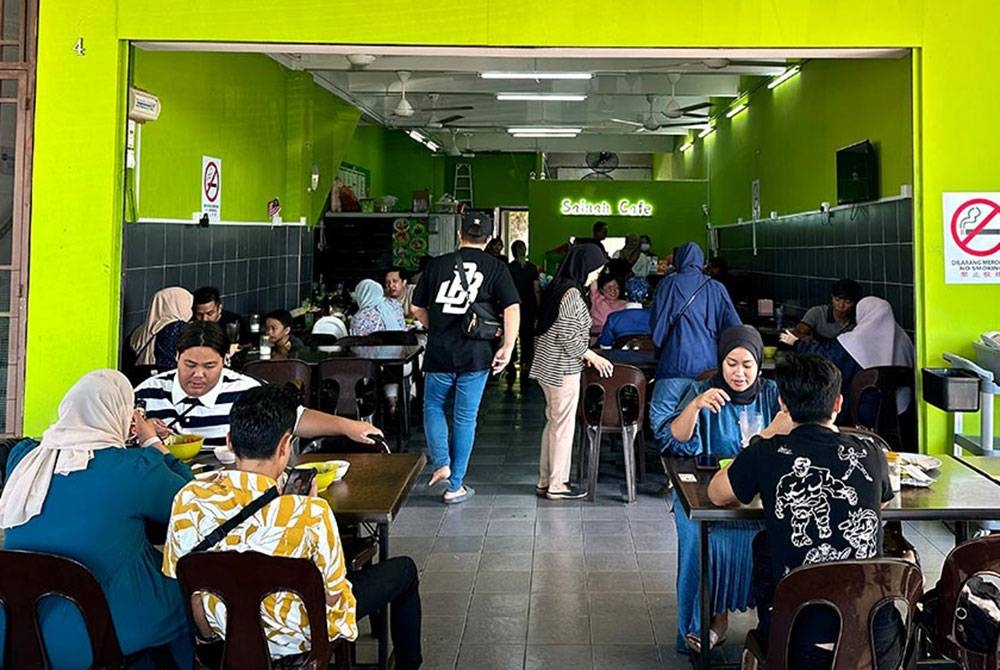 Tak kurang 200 mangkuk mi terjual setiap hari di Sainah Cafe.