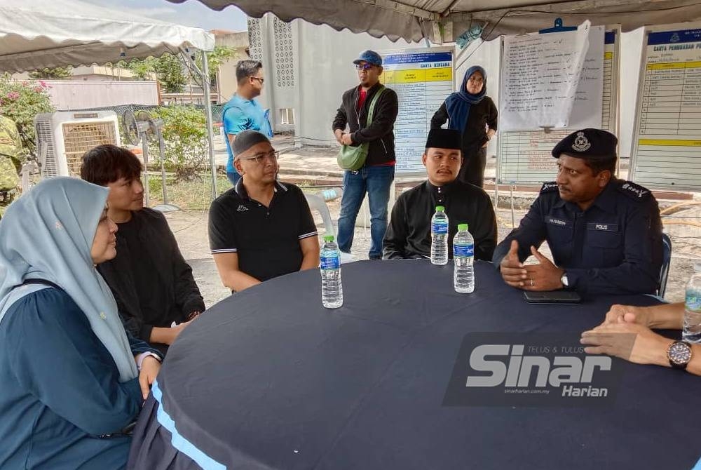 Hussein menerangkan sesuatu kepada Maziah.