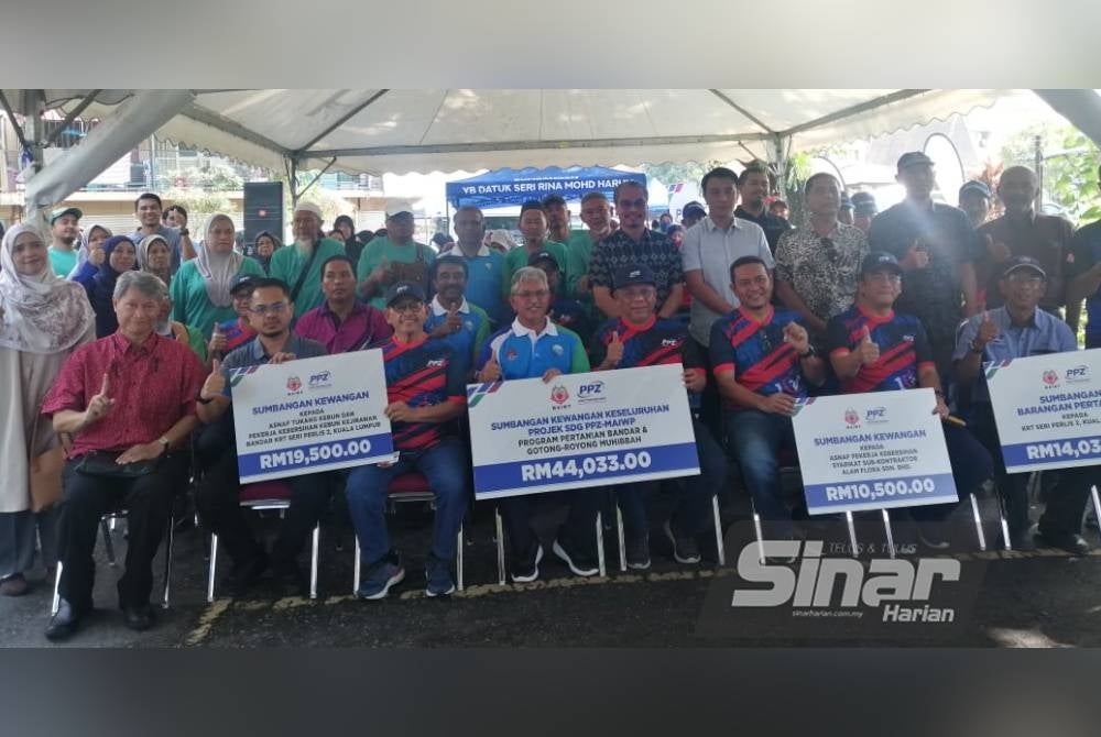 Abdul Aziz (tiga dari kiri) bergambar bersama tetamu kehormat dan peserta Program Pertanian Bandar dan Gotong Royong Muhibbah PPZ-MAIWP di Kebun Kejiranan Bandar KRT Seri Perlis Perlis 2 pada Sabtu.