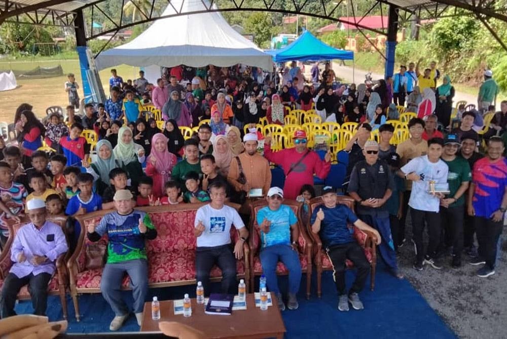 Dr Zaini (duduk, dua tengah) bersama kakitangan JKNK dan komuniti ketika program ANMS pada Sabtu.