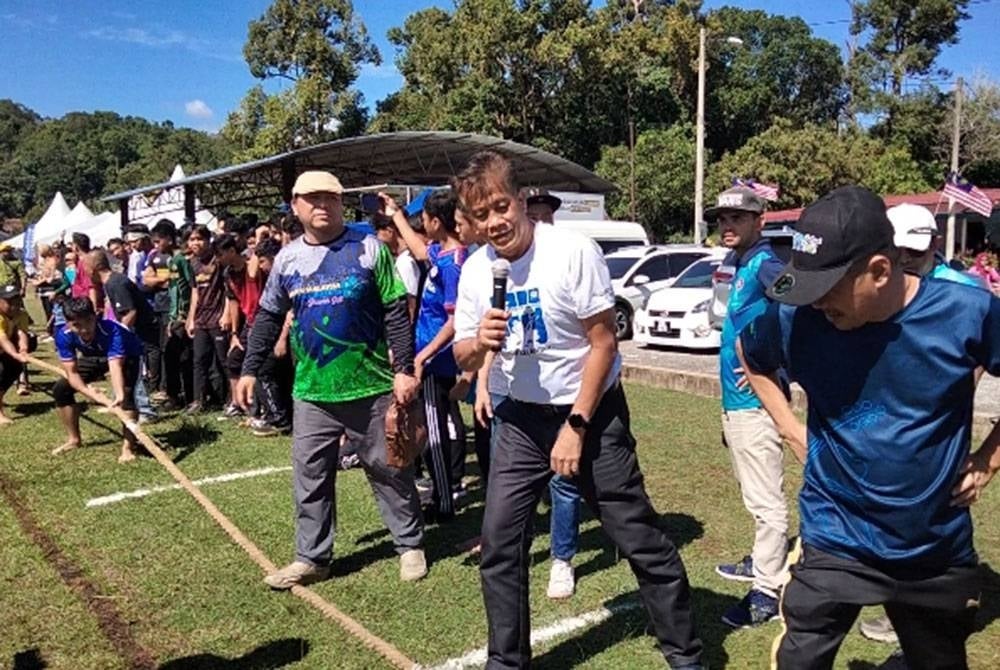 Dr Zaini (dua, kanan) pada melakukan kiraan pada pertandingan tarik tali sempena program ANMS.