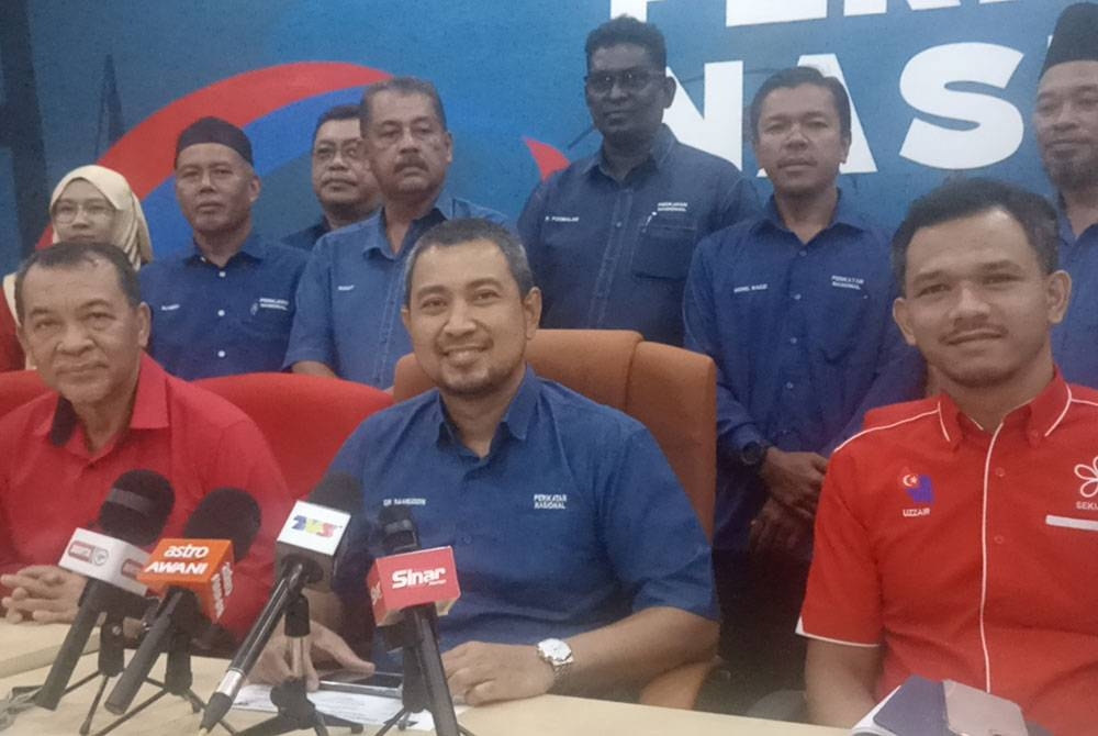 Sahruddin (tengah) ketika sidang akhbar PN Johor di Pusat Gerakan PN negeri di Taman Scientex Utama Senai pada Sabtu.