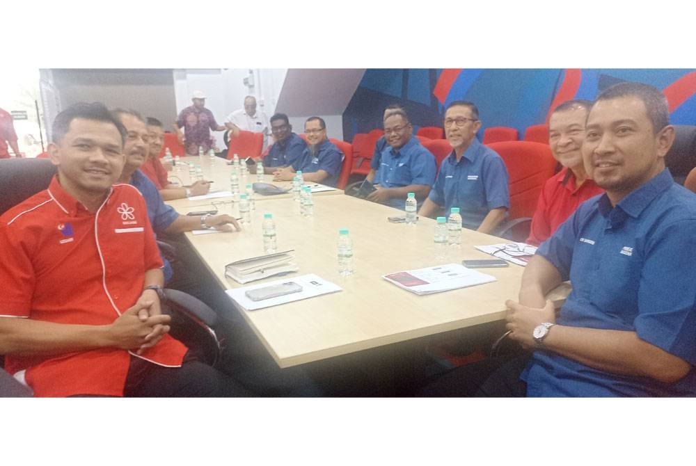Dr Sahruddin (kanan) bergambar sebelum mesyuarat Bersatu Johor di Pusat Gerakan PN negeri di Senai pada Sabtu.